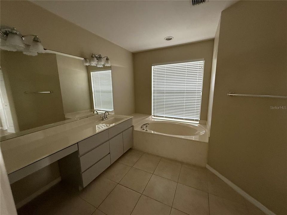 На продажу: $549,900 (4 спален, 2 ванн, 2398 Квадратных фут)