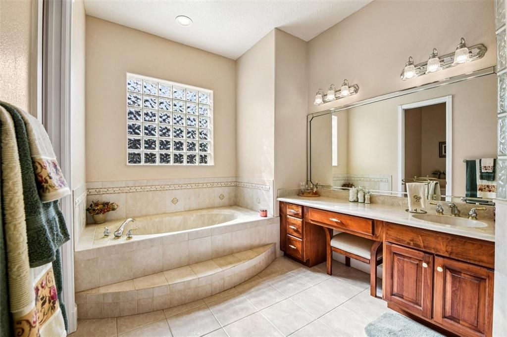 For Sale: $1,095,000 (4 beds, 3 baths, 2980 Square Feet)