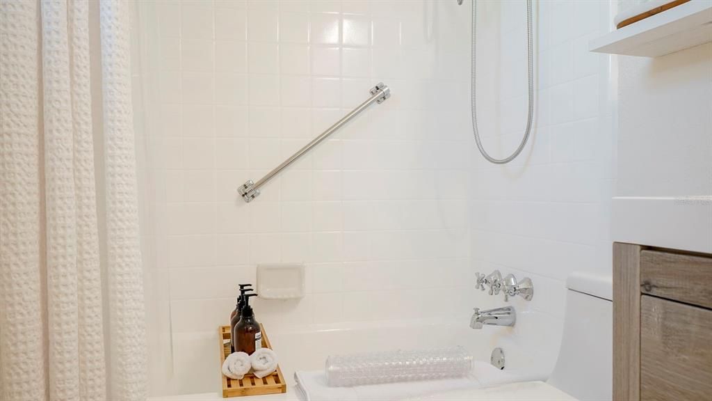 出租: $4,000 (3 贝兹, 2 浴室, 1596 平方英尺)