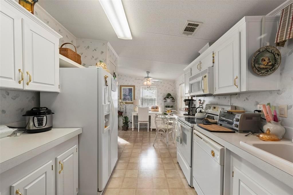 For Sale: $180,000 (3 beds, 2 baths, 1296 Square Feet)