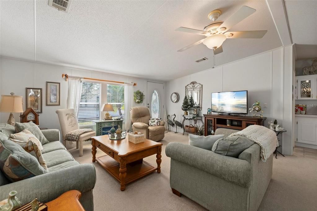 For Sale: $180,000 (3 beds, 2 baths, 1296 Square Feet)