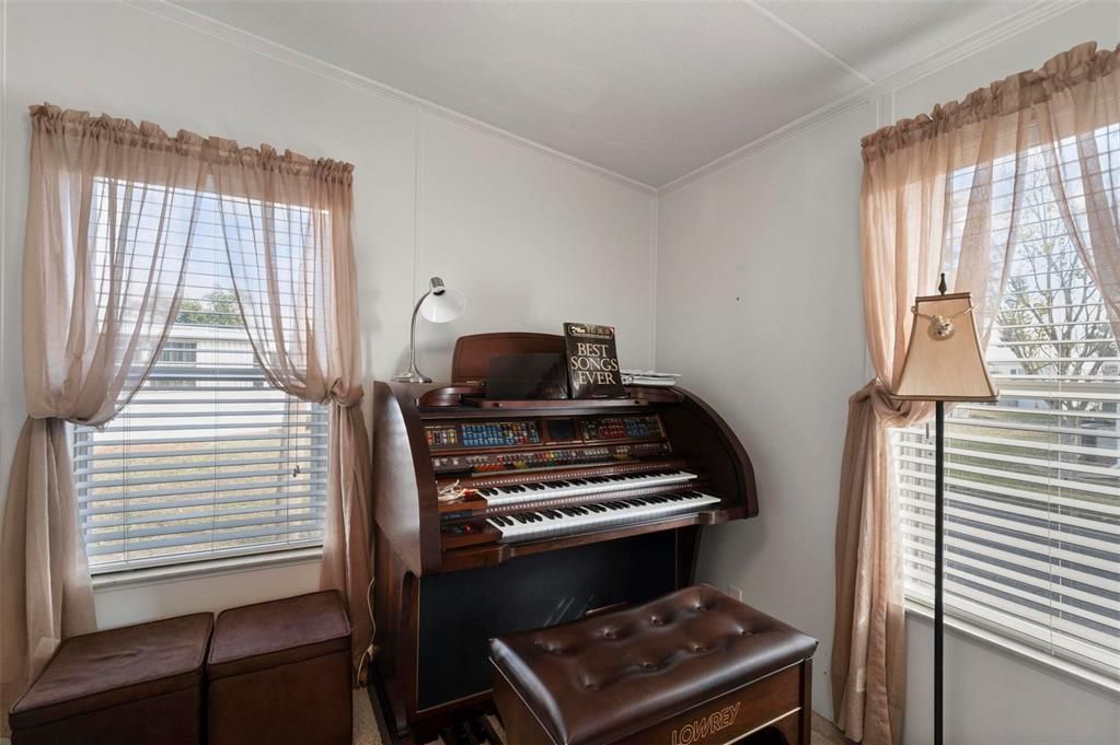 For Sale: $180,000 (3 beds, 2 baths, 1296 Square Feet)