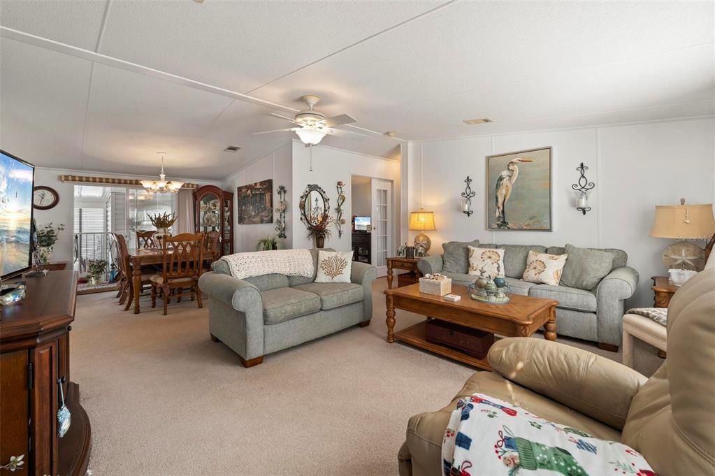 For Sale: $180,000 (3 beds, 2 baths, 1296 Square Feet)