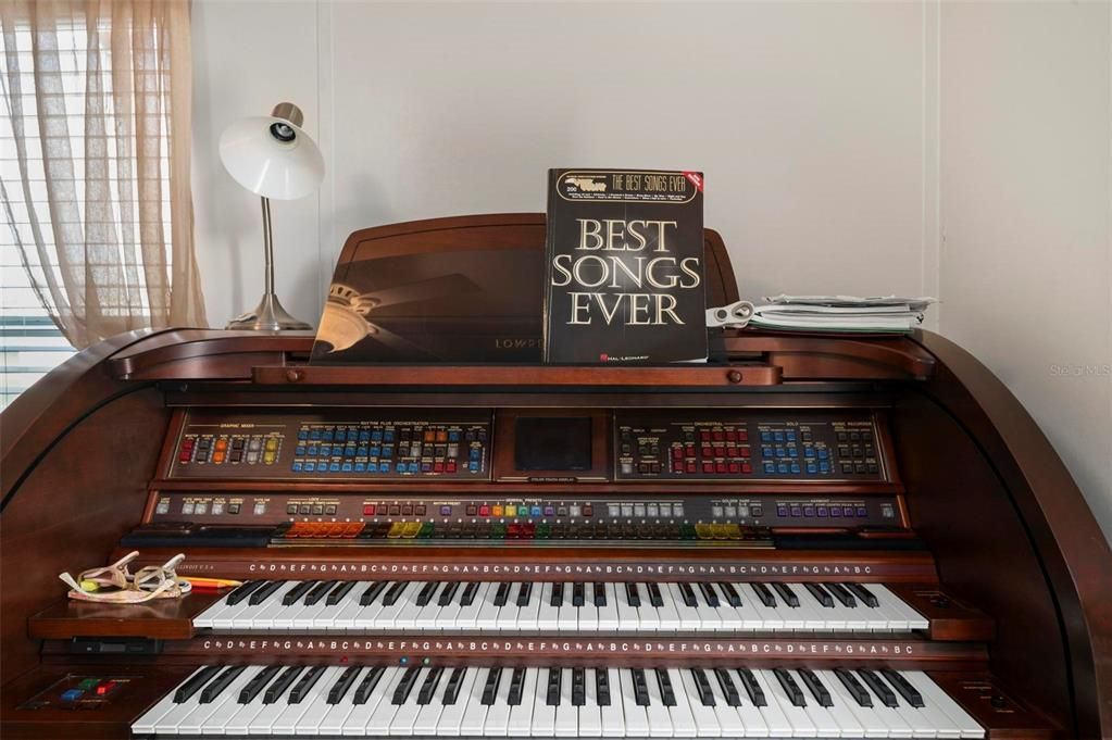 For Sale: $180,000 (3 beds, 2 baths, 1296 Square Feet)