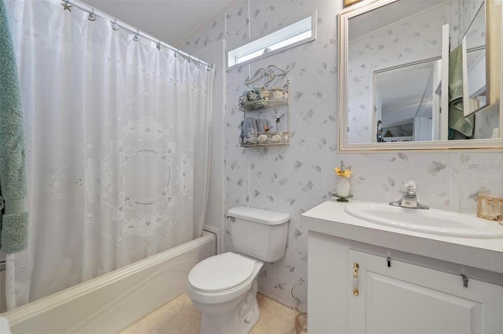 For Sale: $180,000 (3 beds, 2 baths, 1296 Square Feet)