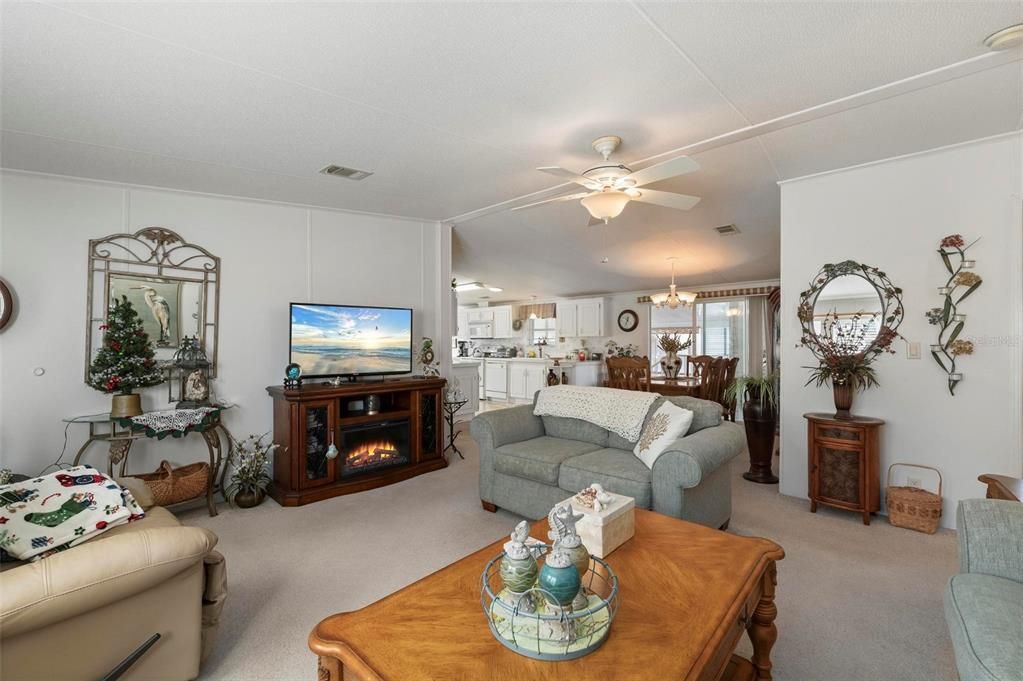 For Sale: $180,000 (3 beds, 2 baths, 1296 Square Feet)