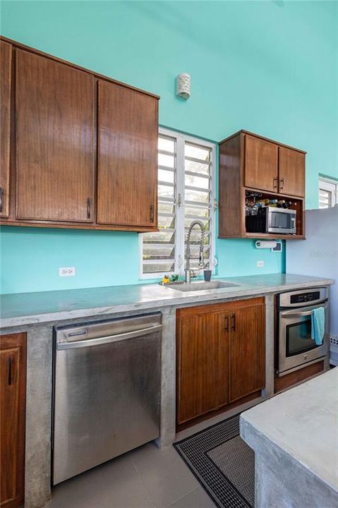 For Sale: $724,000 (2 beds, 2 baths, 1834 Square Feet)