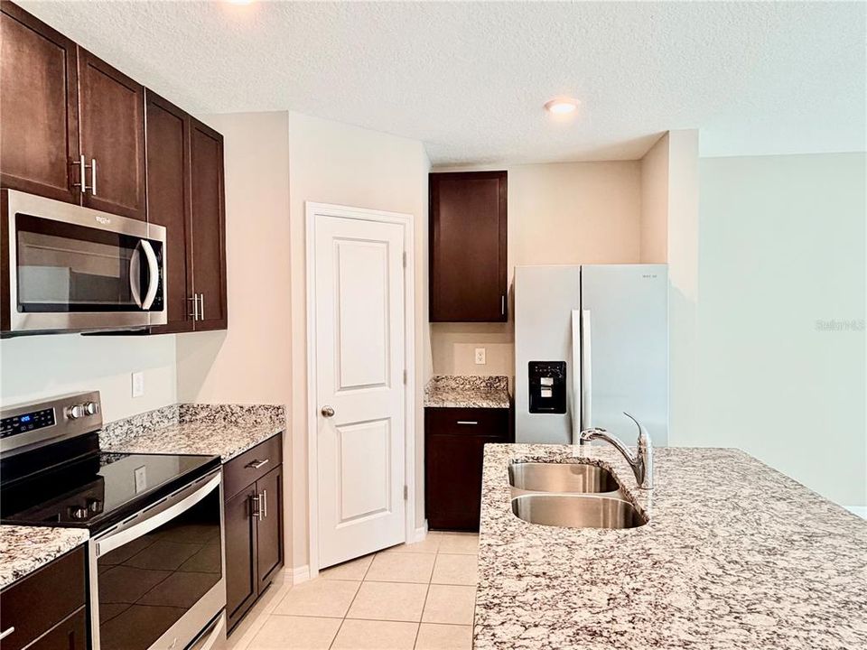 出租: $2,100 (3 贝兹, 2 浴室, 1539 平方英尺)