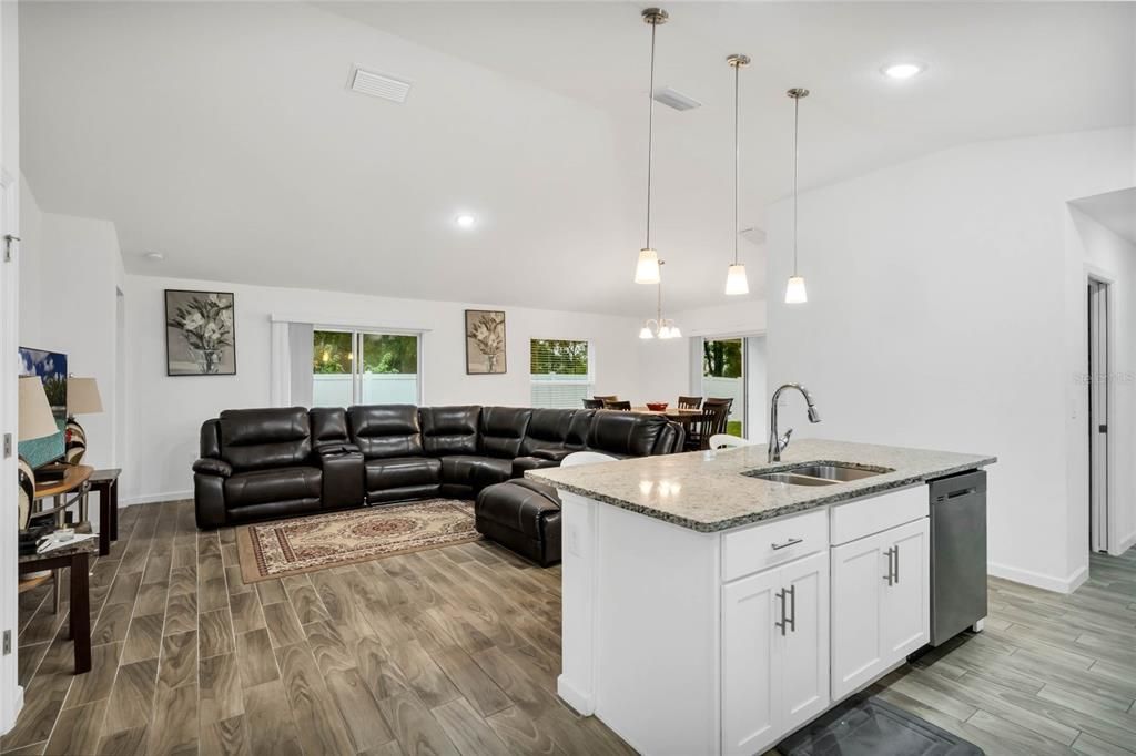 待售: $329,990 (4 贝兹, 2 浴室, 1726 平方英尺)