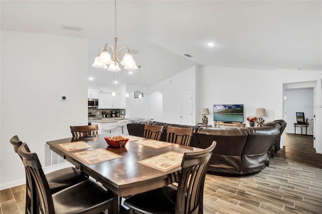 待售: $329,990 (4 贝兹, 2 浴室, 1726 平方英尺)