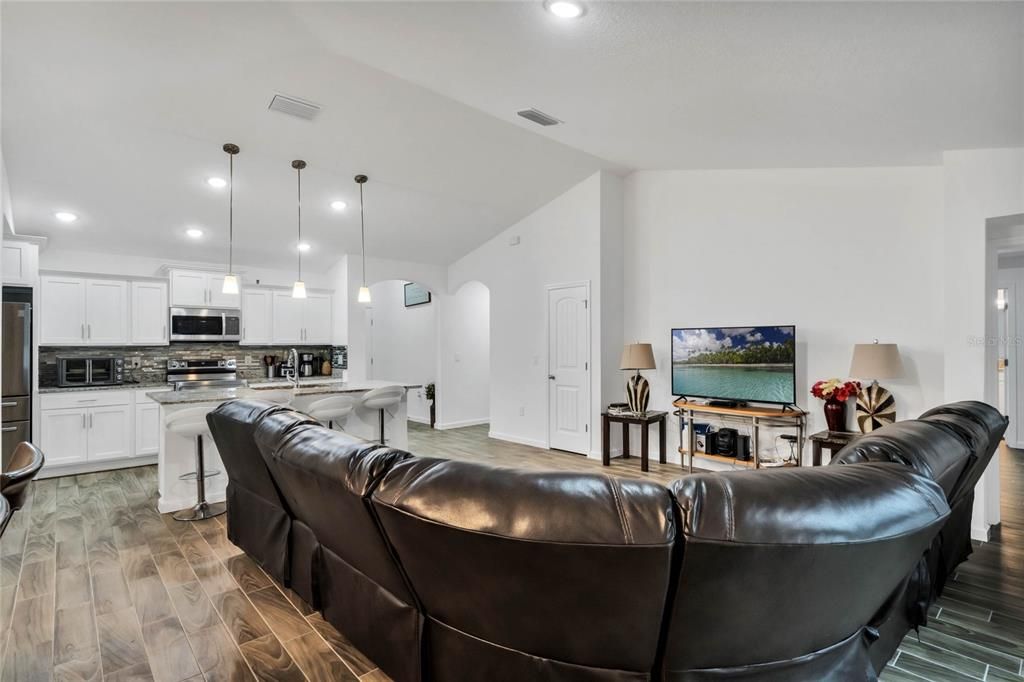 待售: $329,990 (4 贝兹, 2 浴室, 1726 平方英尺)