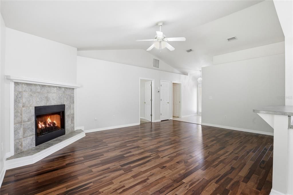 待售: $305,000 (3 贝兹, 2 浴室, 1458 平方英尺)