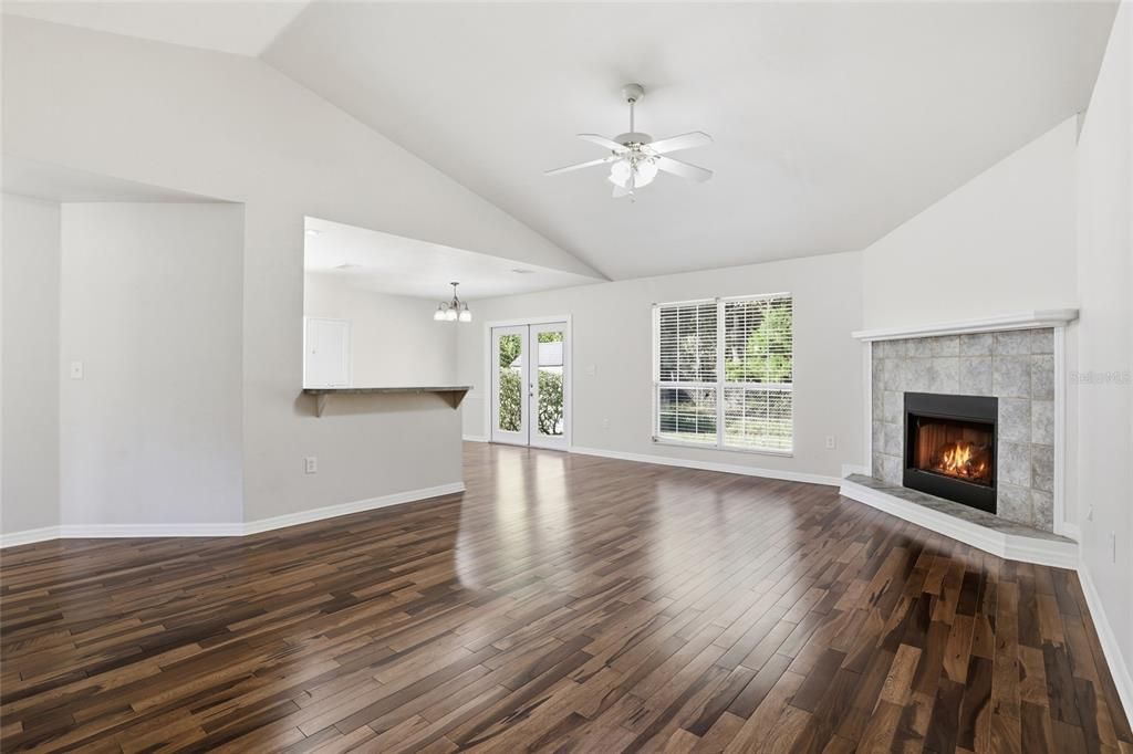 待售: $305,000 (3 贝兹, 2 浴室, 1458 平方英尺)