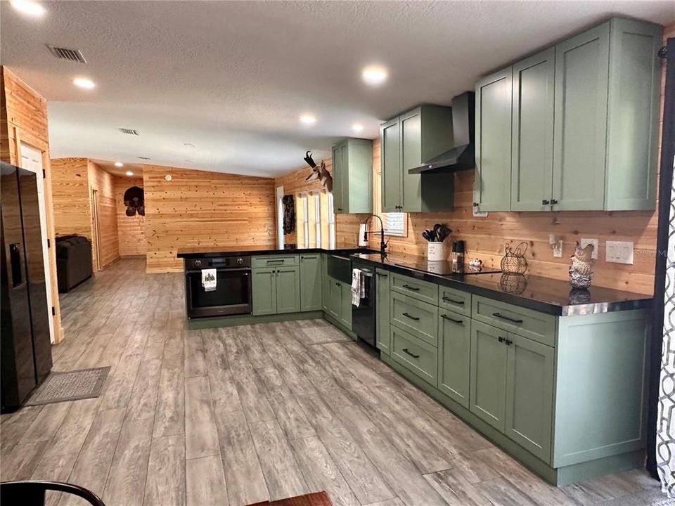 For Sale: $574,900 (4 beds, 3 baths, 2432 Square Feet)