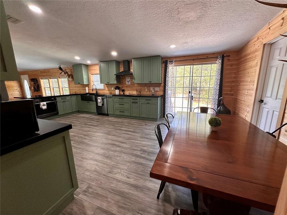 For Sale: $574,900 (4 beds, 3 baths, 2432 Square Feet)