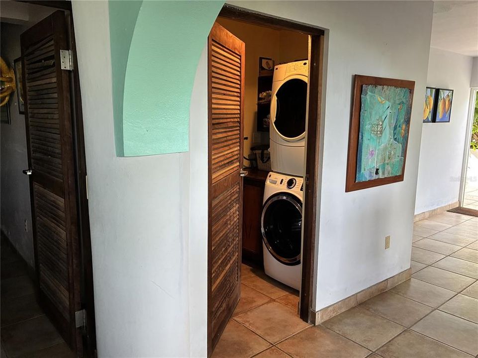 For Sale: $895,000 (5 beds, 4 baths, 3300 Square Feet)