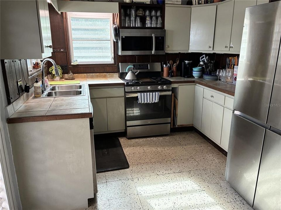 For Sale: $895,000 (5 beds, 4 baths, 3300 Square Feet)