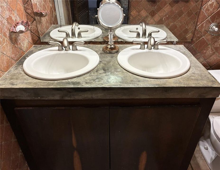 For Sale: $895,000 (5 beds, 4 baths, 3300 Square Feet)