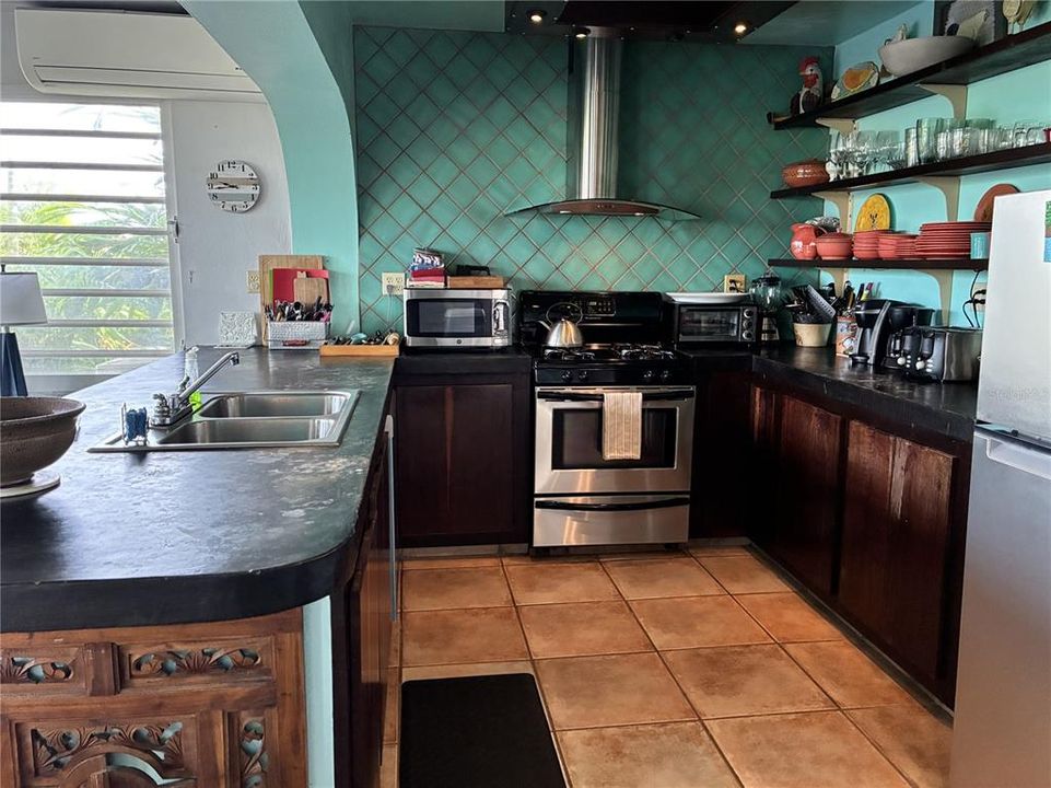 For Sale: $895,000 (5 beds, 4 baths, 3300 Square Feet)