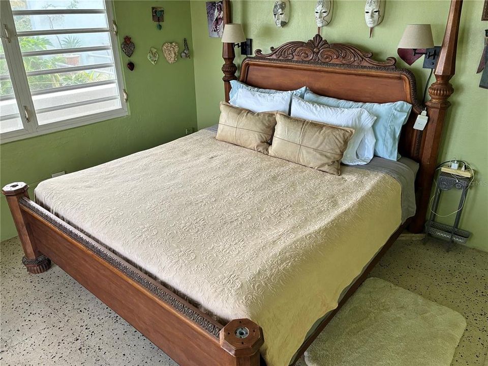 For Sale: $895,000 (5 beds, 4 baths, 3300 Square Feet)