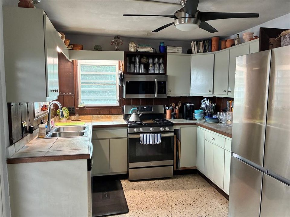 For Sale: $895,000 (5 beds, 4 baths, 3300 Square Feet)