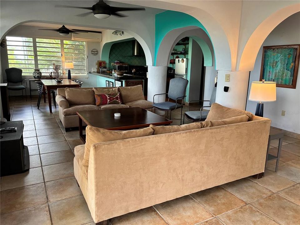 For Sale: $895,000 (5 beds, 4 baths, 3300 Square Feet)