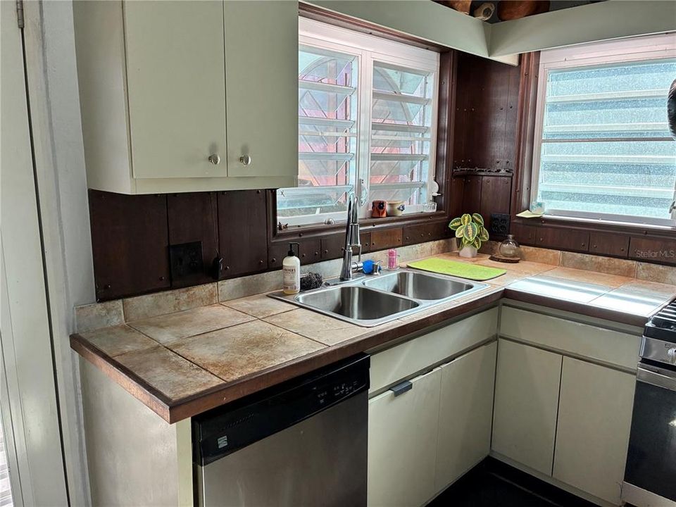 For Sale: $895,000 (5 beds, 4 baths, 3300 Square Feet)