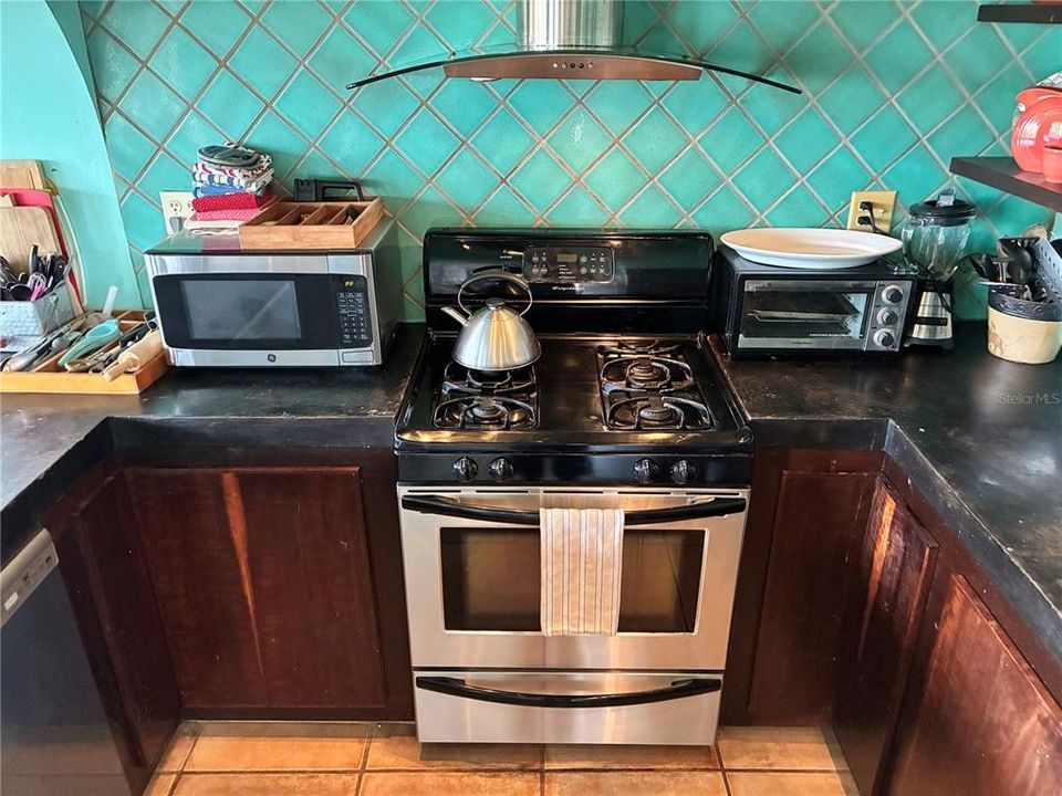 For Sale: $895,000 (5 beds, 4 baths, 3300 Square Feet)