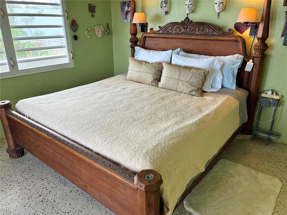 For Sale: $895,000 (5 beds, 4 baths, 3300 Square Feet)