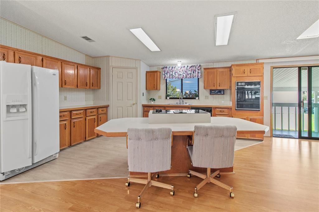 For Sale: $219,999 (2 beds, 2 baths, 1606 Square Feet)