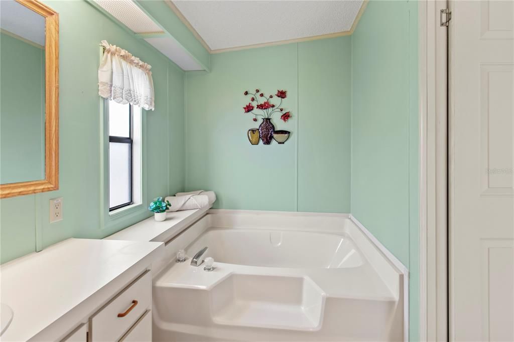 For Sale: $219,999 (2 beds, 2 baths, 1606 Square Feet)