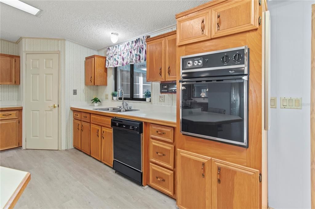 For Sale: $219,999 (2 beds, 2 baths, 1606 Square Feet)
