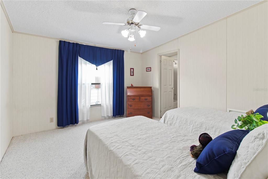 For Sale: $219,999 (2 beds, 2 baths, 1606 Square Feet)