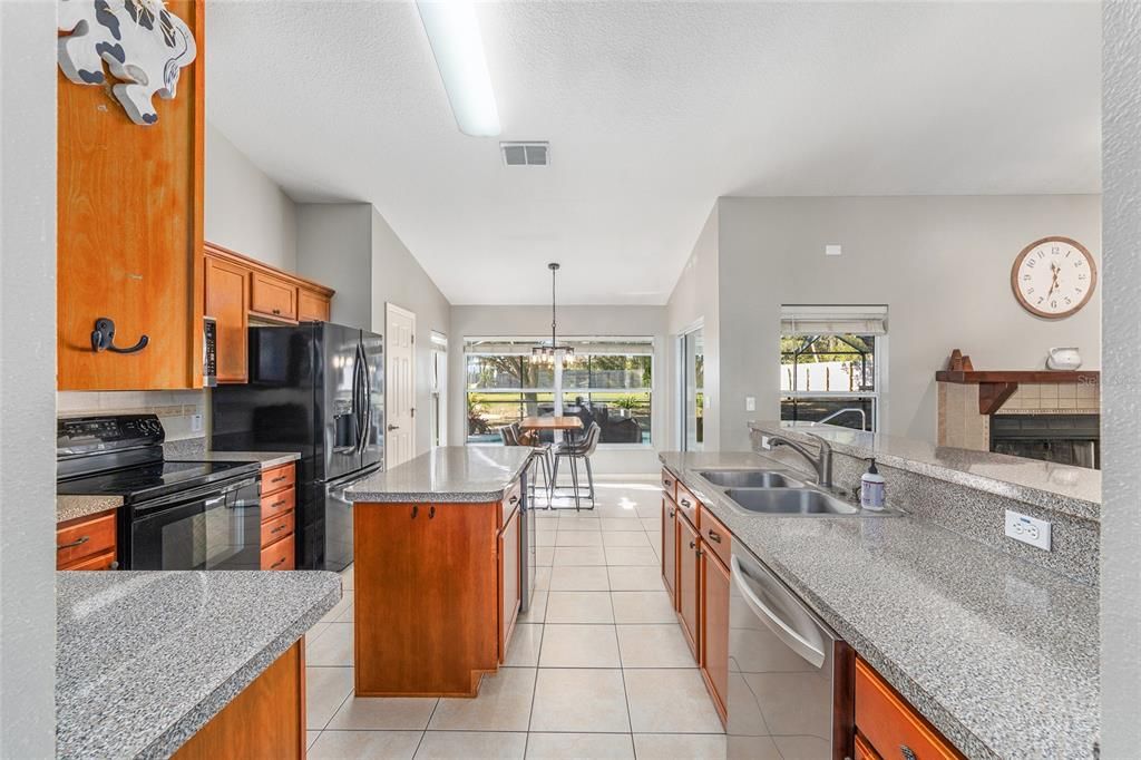 На продажу: $389,900 (3 спален, 2 ванн, 2016 Квадратных фут)