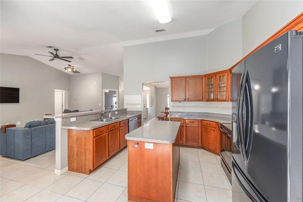 На продажу: $389,900 (3 спален, 2 ванн, 2016 Квадратных фут)