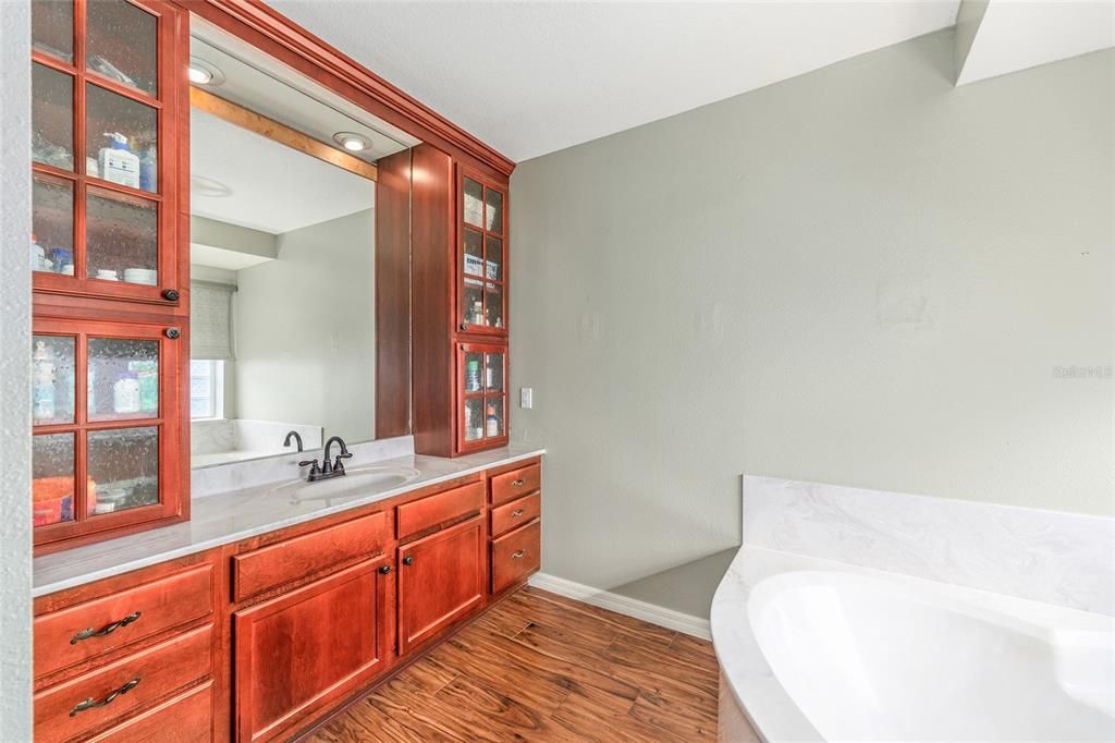 На продажу: $389,900 (3 спален, 2 ванн, 2016 Квадратных фут)