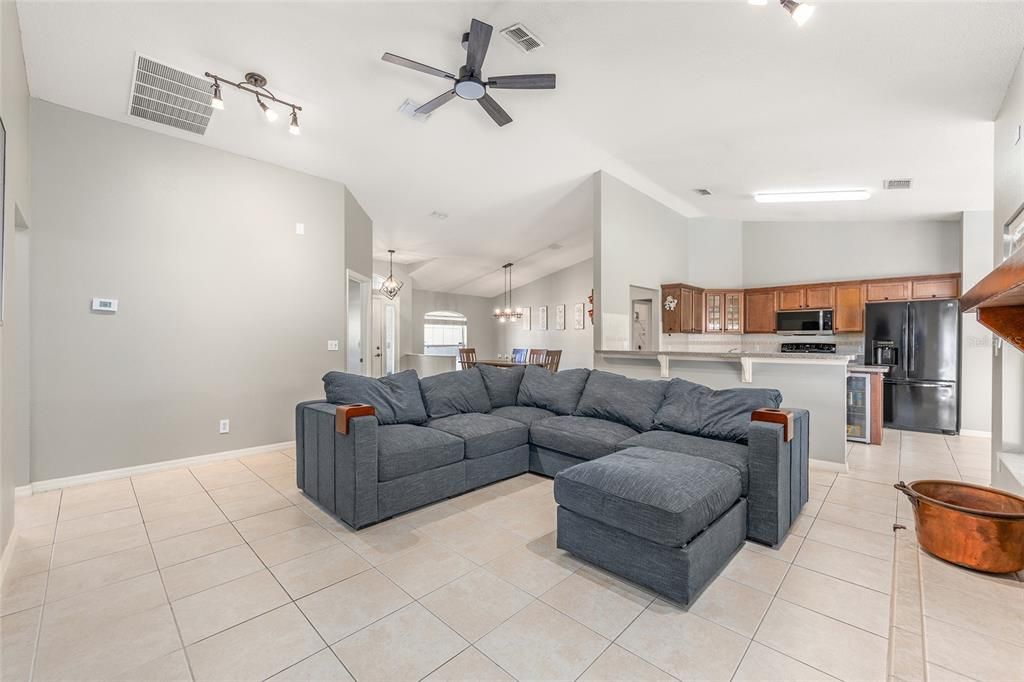 На продажу: $389,900 (3 спален, 2 ванн, 2016 Квадратных фут)