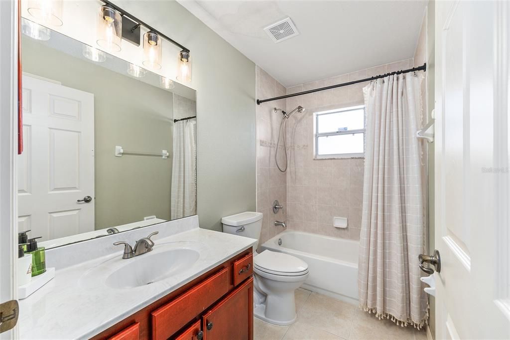 На продажу: $389,900 (3 спален, 2 ванн, 2016 Квадратных фут)