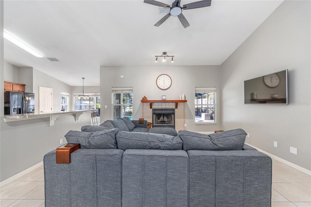 На продажу: $389,900 (3 спален, 2 ванн, 2016 Квадратных фут)