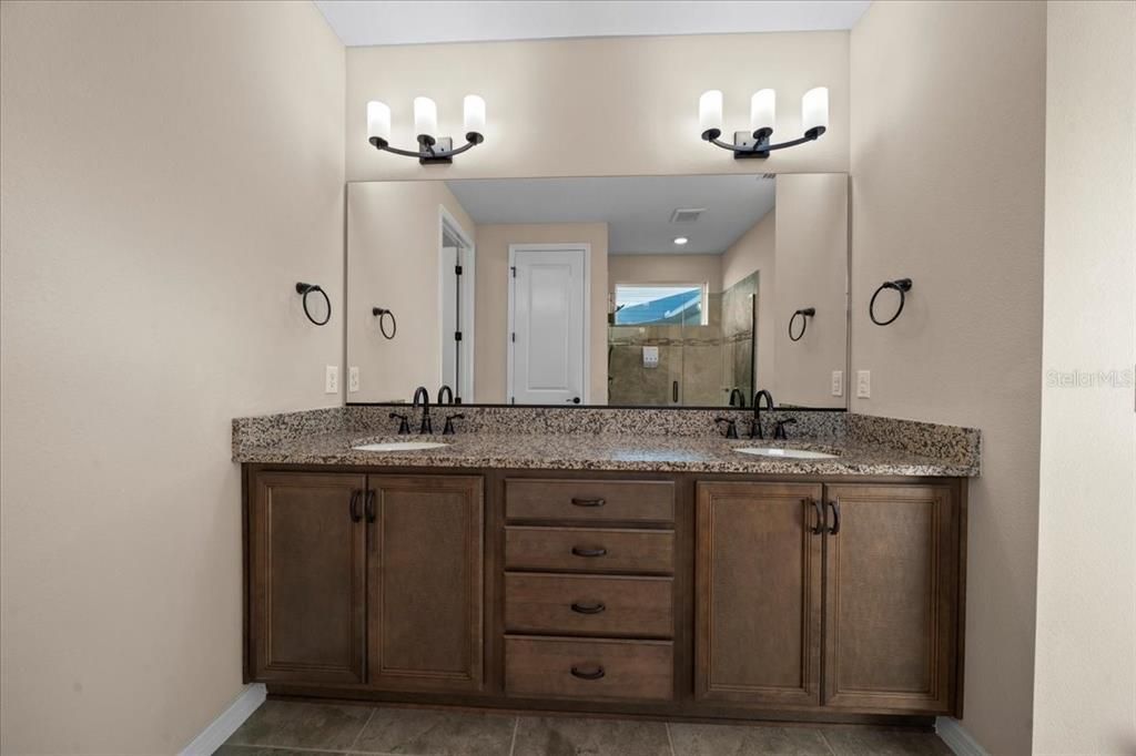 En Venta: $385,000 (2 camas, 2 baños, 1938 Pies cuadrados)