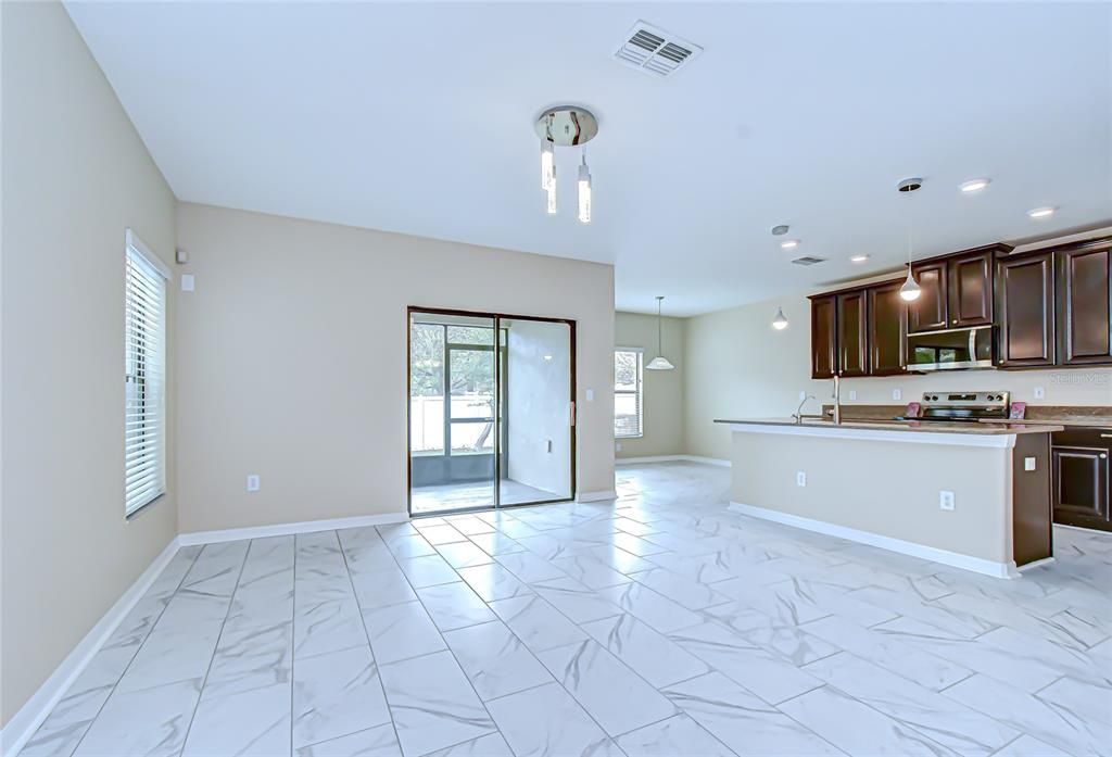 En Venta: $430,000 (4 camas, 2 baños, 2109 Pies cuadrados)