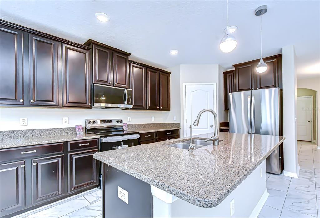 En Venta: $430,000 (4 camas, 2 baños, 2109 Pies cuadrados)