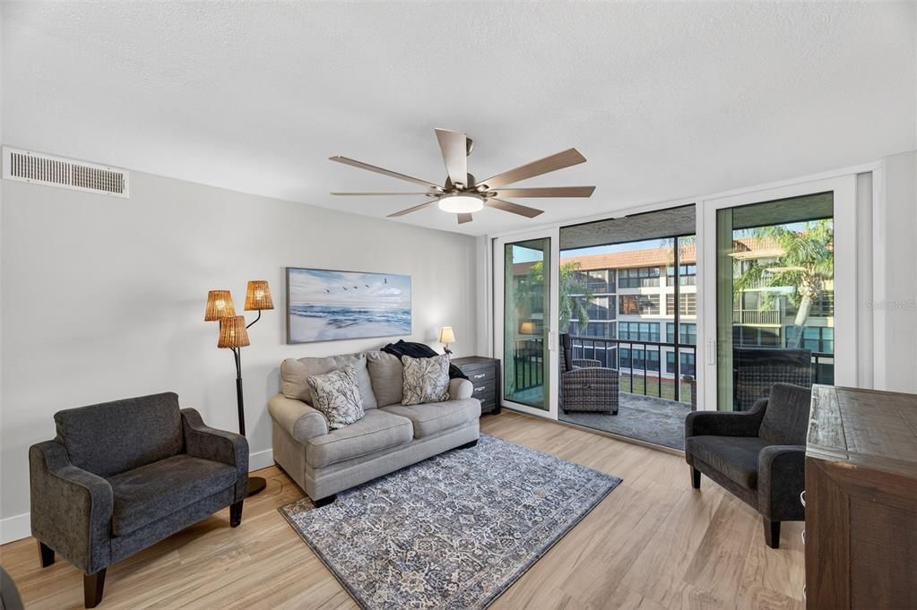 En Venta: $479,000 (2 camas, 2 baños, 935 Pies cuadrados)