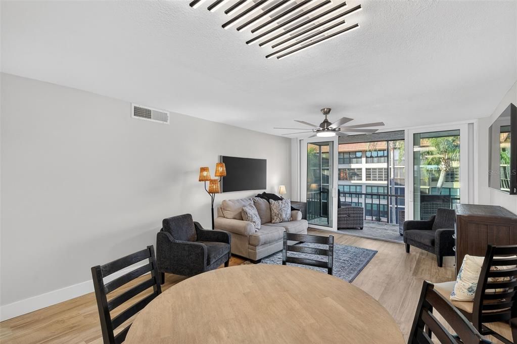 En Venta: $479,000 (2 camas, 2 baños, 935 Pies cuadrados)