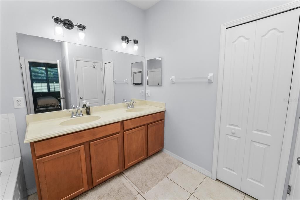 En Venta: $350,000 (3 camas, 2 baños, 1870 Pies cuadrados)