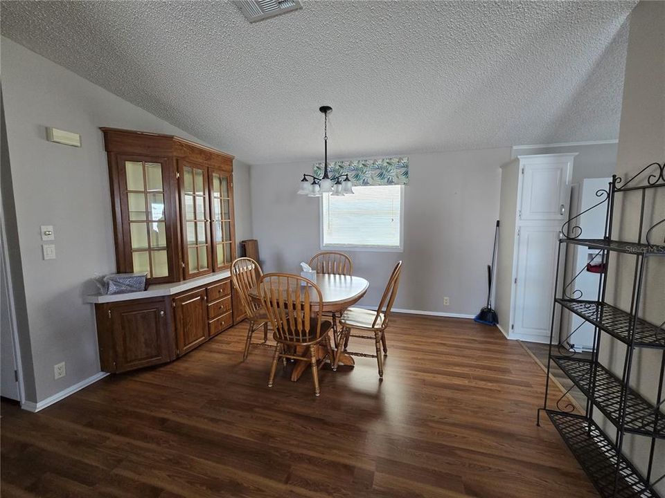 For Sale: $184,999 (2 beds, 2 baths, 1269 Square Feet)