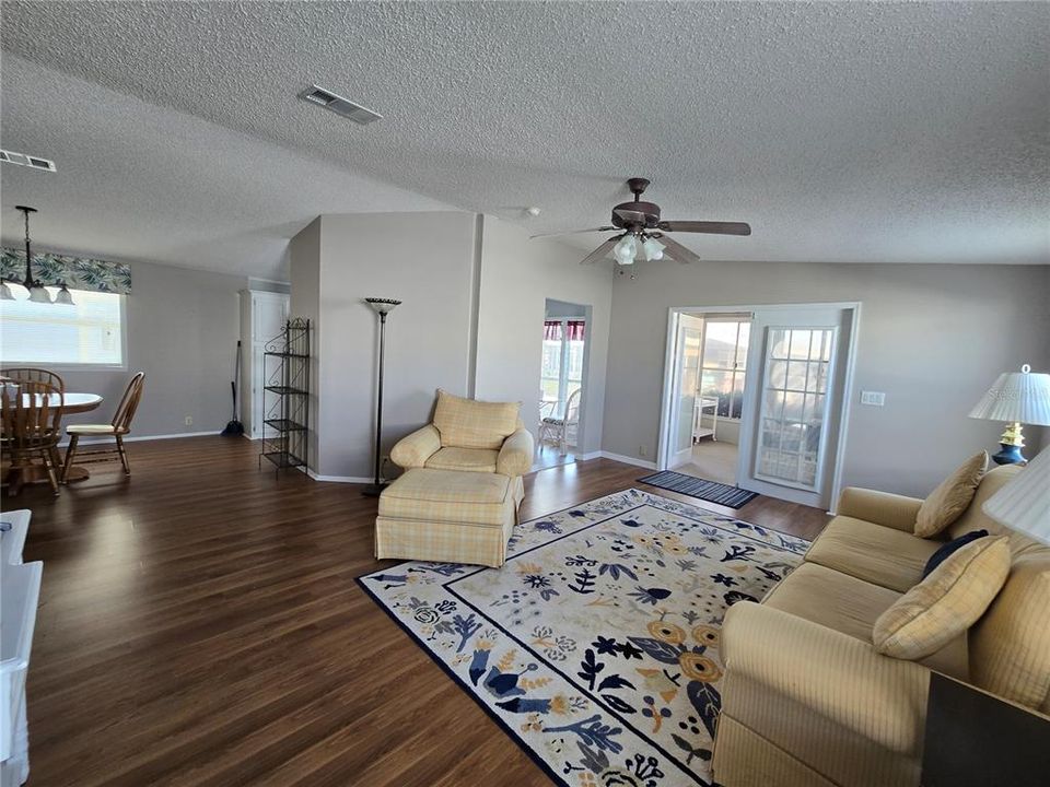 For Sale: $184,999 (2 beds, 2 baths, 1269 Square Feet)