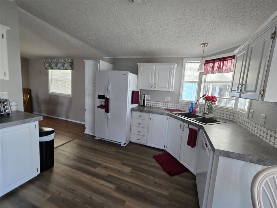 For Sale: $184,999 (2 beds, 2 baths, 1269 Square Feet)