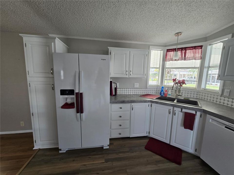 For Sale: $184,999 (2 beds, 2 baths, 1269 Square Feet)