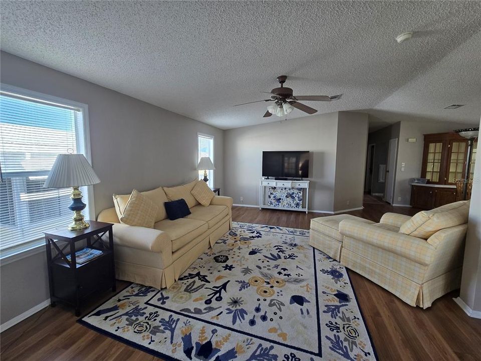 For Sale: $184,999 (2 beds, 2 baths, 1269 Square Feet)